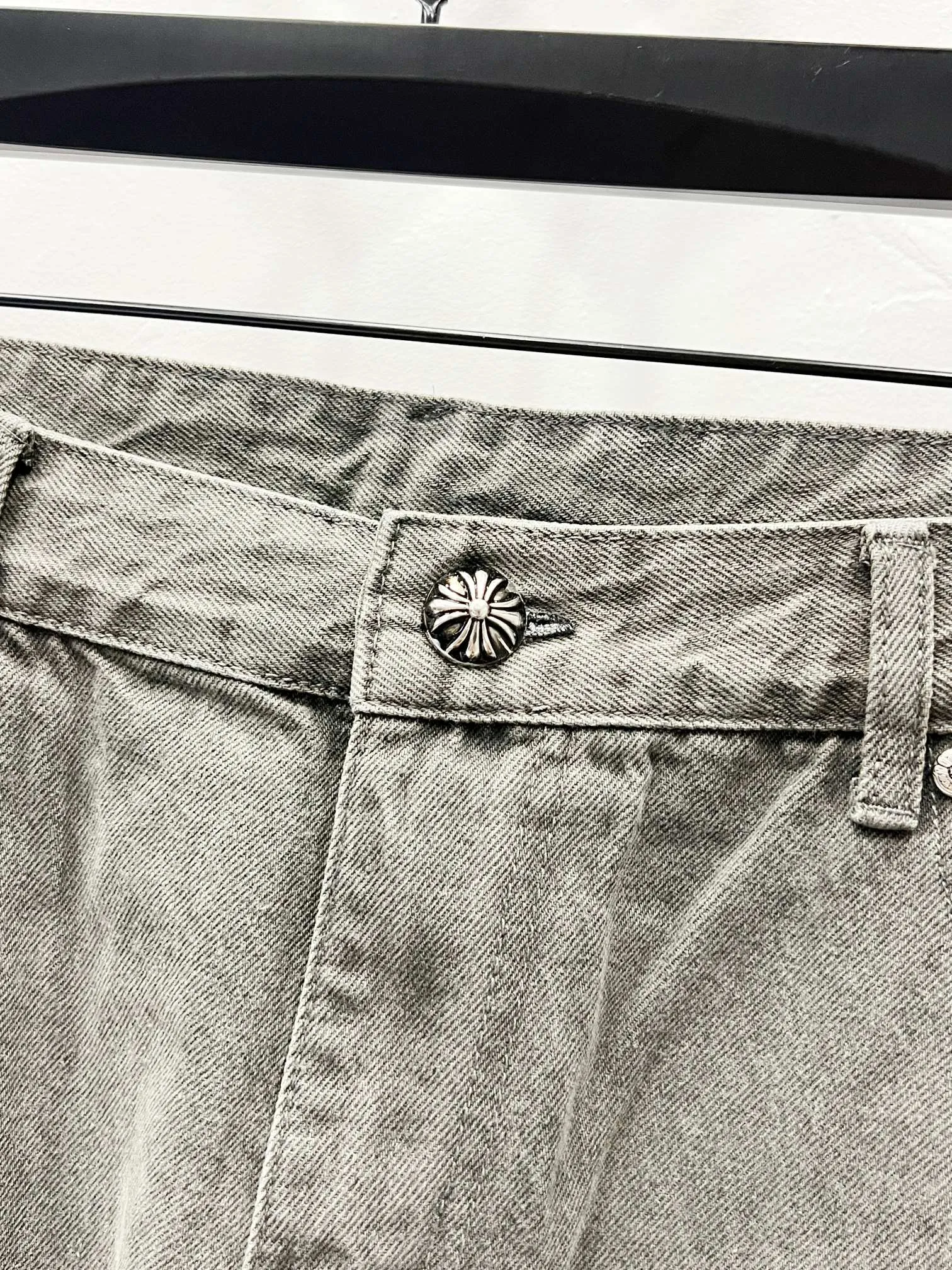 P260 Style Number: (K580) Chrome Hearts & Chrome Hearts 2025 New Heavy Industry Black Purple Cross Pastel Couple's Style Washed Jeans. Styles with different wash textures are very friendly to people with thin legs and thick legs. The straight version is very flattering to the leg shape. The moderate length will never go out of style. It is easy to match casually. It is the basic styling foundation for various styles. It is a must-have in the wardrobe! The fabric is stiff but also makes the upper body soft without losing texture. The washing process is even more perfect. It is a must-have item for everyone! ! ! Washed wheat, hang tag, pants label, three labels complete Size: 30-32-34-36 Color: gray